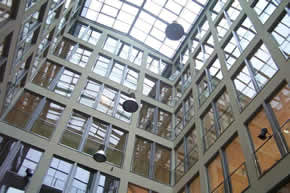 Besucher der Kunstausstellungen in allen sechs Stockwerken  konnten das Konzert im Foyer sehen und hören