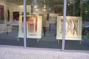 Die attraktive Schaufensterwerbung des Art Center Berlin wies auf Ausstellungen aus vier Kontinenten hin