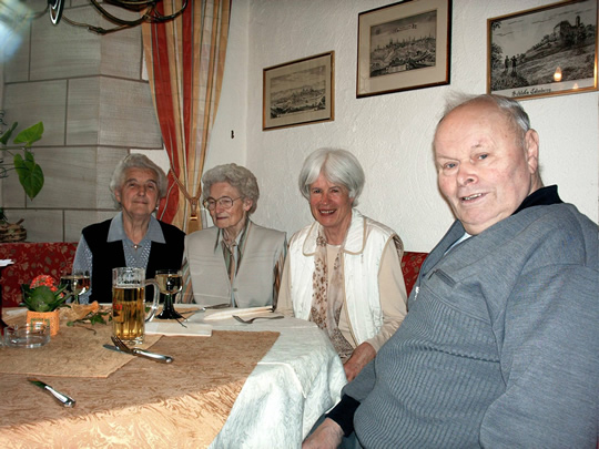 Hans Kleinschroth , Ruth Hoeser, Marie Schernau und Emma Kleinschroth.